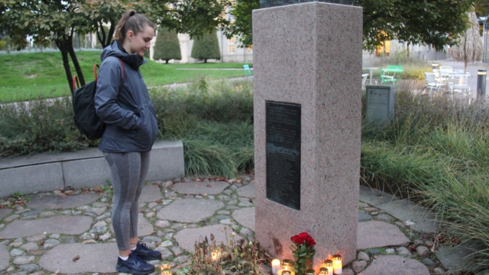 Tova Nordin lade röda rosor och tände ett ljus vid Estoniamonumentet i Carl Johans park för sin mormor och morfar som omkom i Estoniakatastrofen.