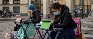 Elever protesterar mot stängda skolor i Italien