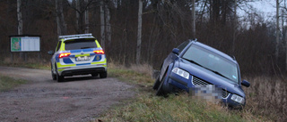 Bil skulle parkera – hamnade i diket