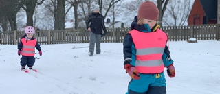 Här lär sig förskolebarn i Vadstena åka längdskidor