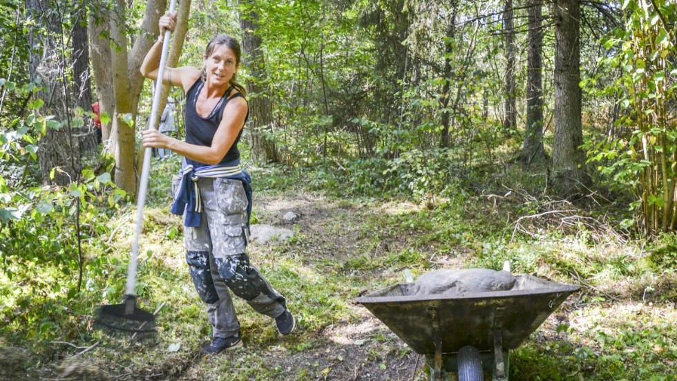 Sandra Kebbe rensar upp i ett parti av den blivande mountainbike-banan.