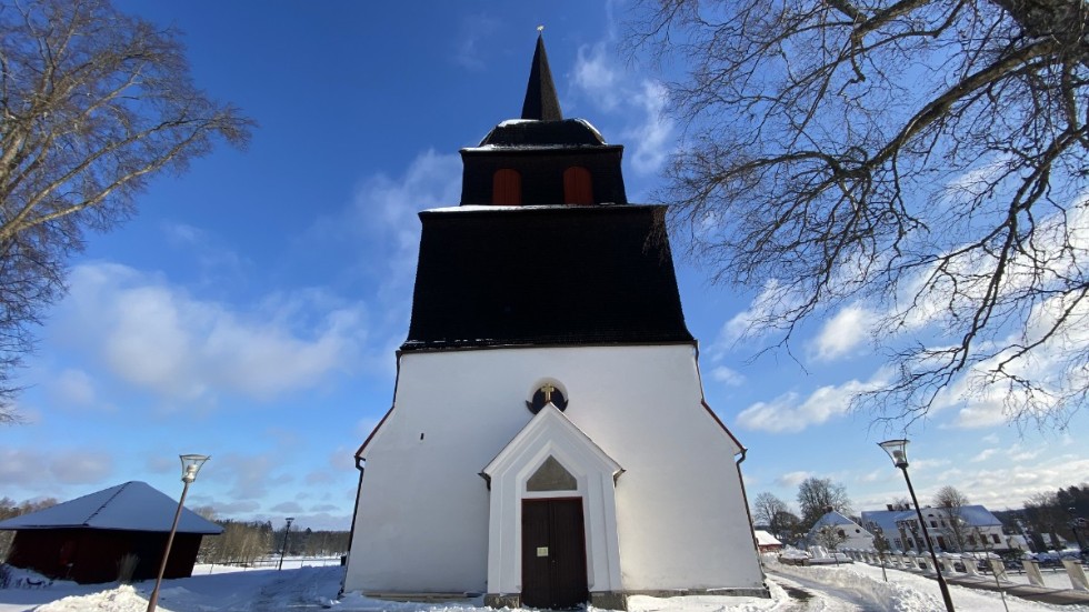 Tuna kyrka i vinterskrud.