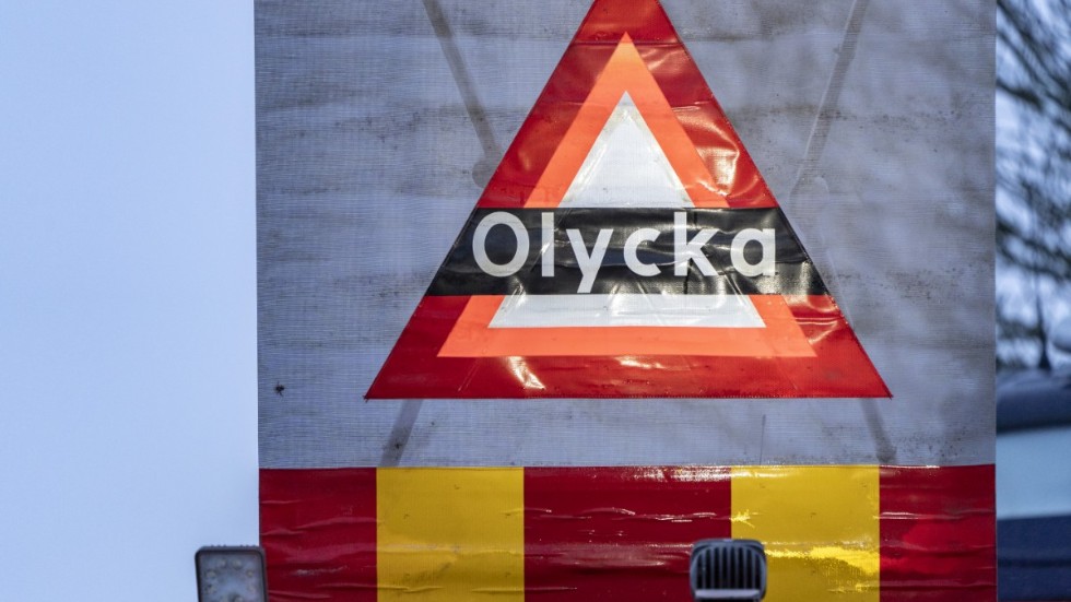 Ett däck exploderade på en lastbil på E 20 i höjd med Folkesta under tisdagsmorgonen, vilket leder till att trafiken leds om vid platsen.