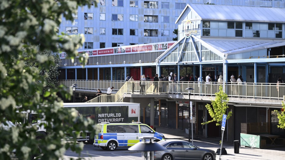 En man har dödats och en man har skadats i en skottlossning.