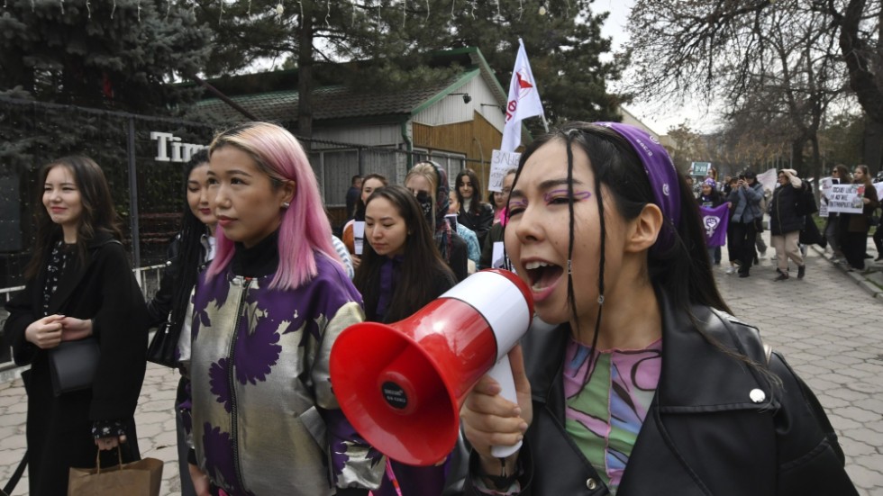 Kvinnor protesterar under årets kvinnodag i Kirgizistans huvudstad Bisjkek.