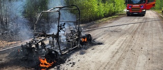 Fyrhjuling brinner i Nattberg - elden spred sig till terrängen