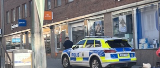 Polisen jagar fyra tonåringar – efter skadegörelse mot apoteket