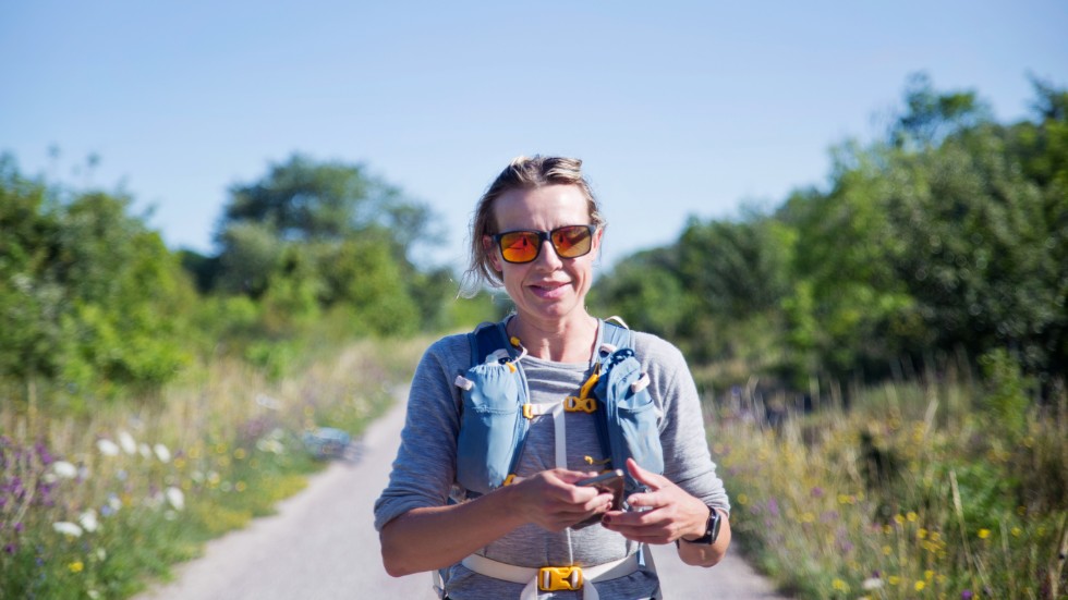 Ultralöparen Jenny Lindroth springer sin sista dag i loppet ”Gotland Run”, 511 kilometer runt hela ön. ”Nu känner jag mig skitpigg och vill bara i mål, men jag har haft en stressfraktur i höften och har lovat mig själv att avbryta om det gör för ont. Det är hela tiden den här balansgången mellan att känna efter och köra på. Vad är galenskap och vad är sunt?”