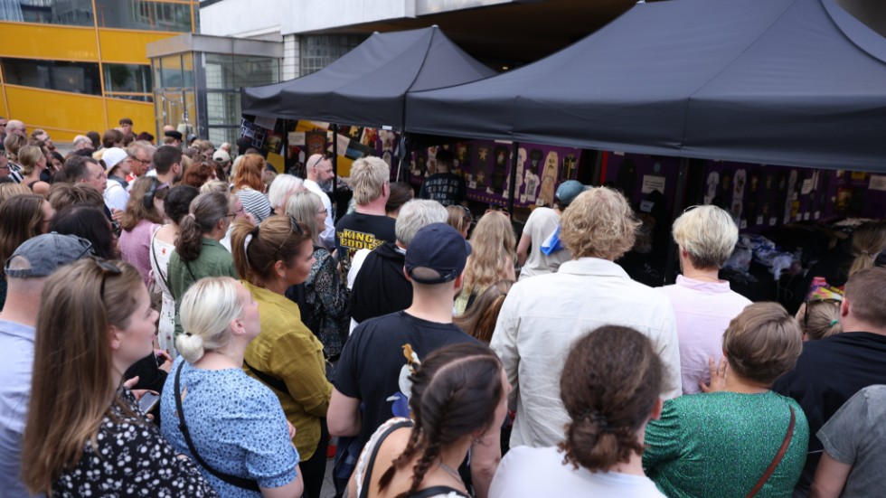 Fans på väg in till Tele2 arena för att se Elton Johns sista konsert på Europaturnén.