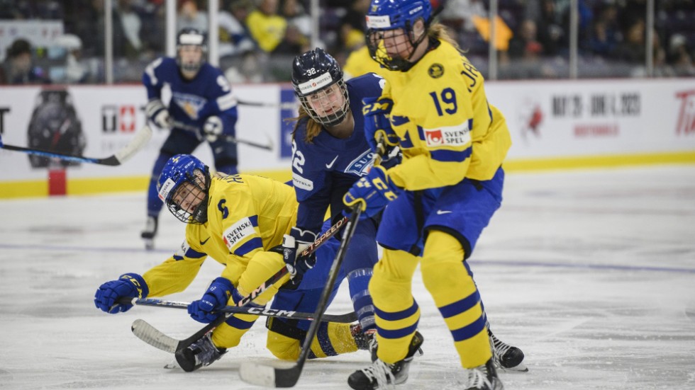 Sara Hjalmarsson (19) i matchen mot Finland i VM i april. Sara är LHC:s andra nyförvärv, efter Emma Rehn.