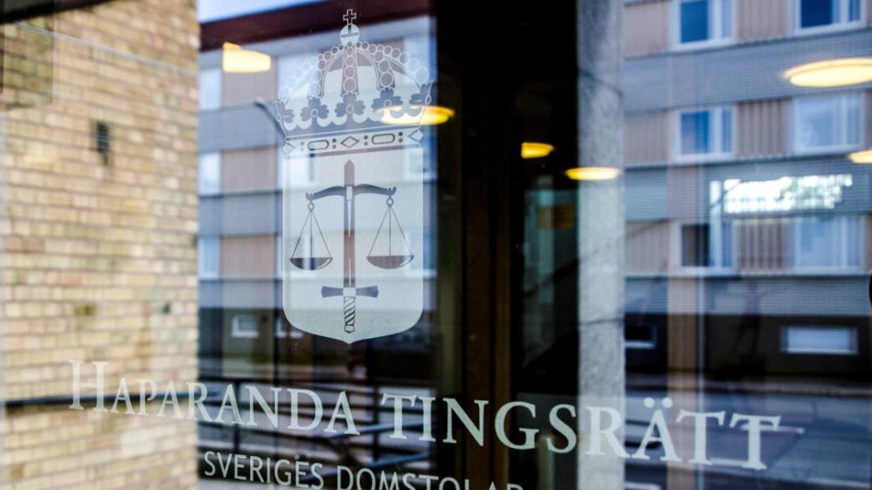 En man åtalas vid Haparanda tingsrätt efter ett smitningsdrama på en parkeringsplats i Kalix.