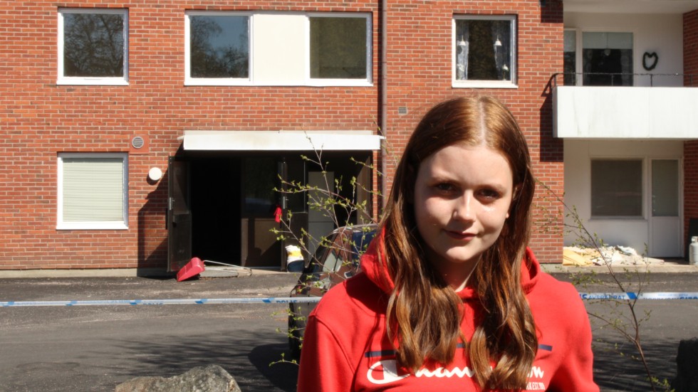 Desiré Dyfverman utanför fastigheten och ingången som det bolmade ut mest rök från.