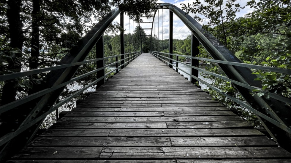 Slaggbron i Motala. Sommaren 1987 hittas kvarlevorna efter en försvunnen man i Motala ström. Mannen är mördad och kroppen har dumpats i vattnet. Tre personer blir misstänkta för brottet.