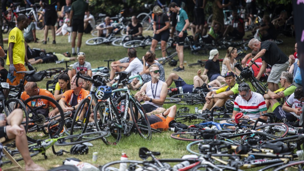 Vätternrundan 2023. En varm runda med kring 26 grader i skuggan. Här ses cyklister i Stadsparken i Motala, efter målgången. I år spelas en film in kring Vätternrundan, enligt vad Sporten erfar liknande "Ur spår" som kom kring Vasaloppet 2022.