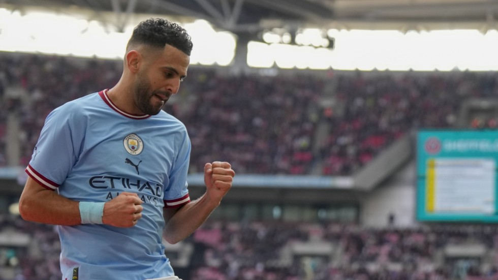 Manchester Citys Riyad Mahrez firar ett av sina tre mål i FA-cupsemifinalen mot Sheffield United.