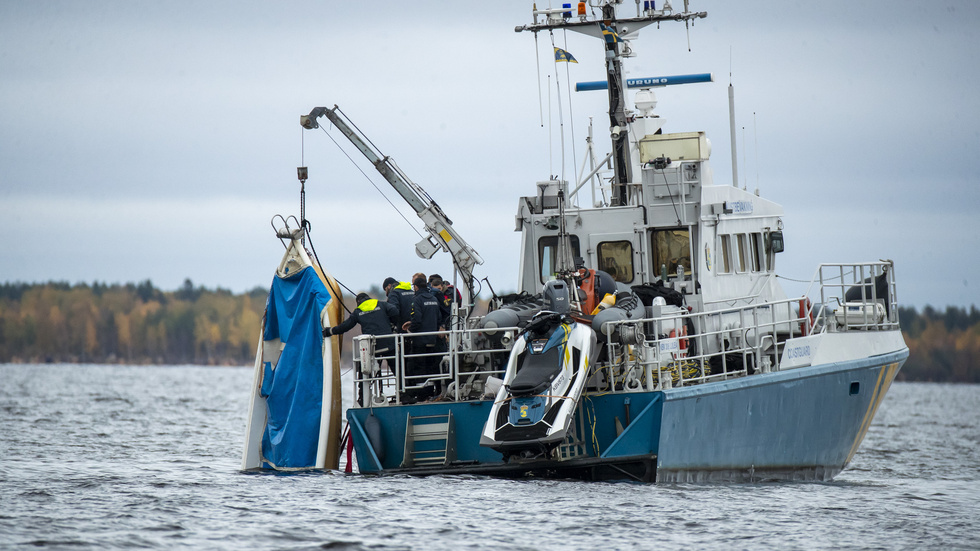 Olycksbåten bärgas av polisen och kustbevakningen vid Massan i Kalix skärgård.