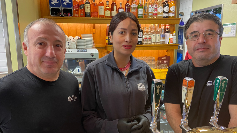 Nezir Yalcin, köksbiträdet Laila Laitanen och Daoud Kass Yosef samlade inför öppnandet av Grekiska grill & bar på Järnvägsgatan i Strängnäs. "Vi har anställt tio personer, var av sex ska arbeta heltid", säger Daoud Kass Yosef.