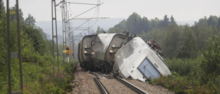 Tre till sjukhus efter tågurspårningen