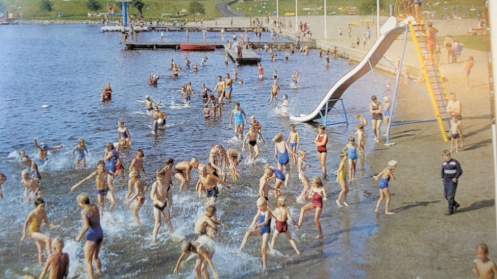 Så här kunde det se ut innan strandbadet vid Himmelstalund stängdes och strandlinjen växte igen.