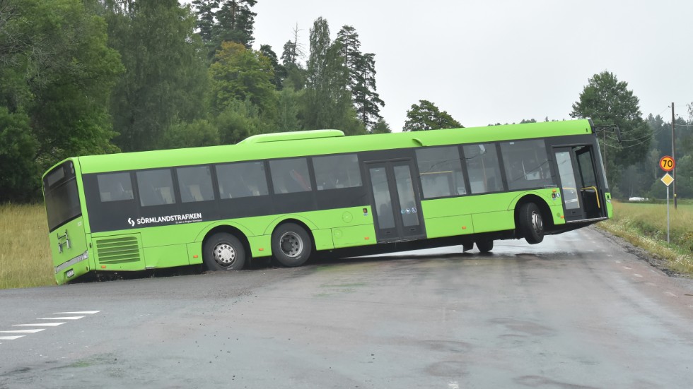 Bussen körde i diket och blev stående delvis i diket, delvis på vägen.