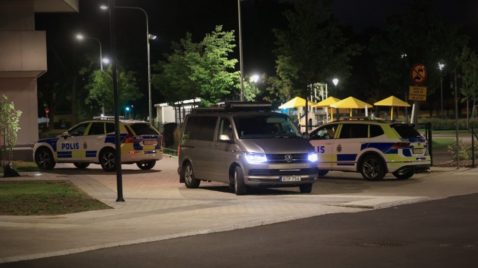 Polisen gjorde under natten till onsdagen en insats vid Johannesbäcksgatan i Sala backe men vill inte säga mer än att en husrannsakan gjordes.