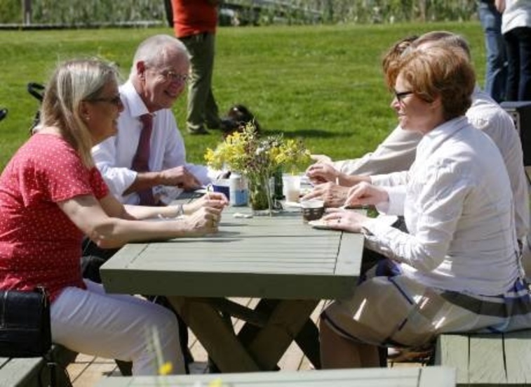 Primörfest. Kaisoppa och rabarberpaj på traktens primörer stod på menyn när primörhelgen inleddes i Barlingbo. Länsrådet Anders Granat och landshövdning Cecilia Schelin Seidegård (th) lät sig väl smaka.