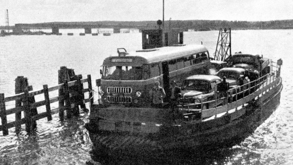 Färjan över Mälaren medan bron höll på att byggas.