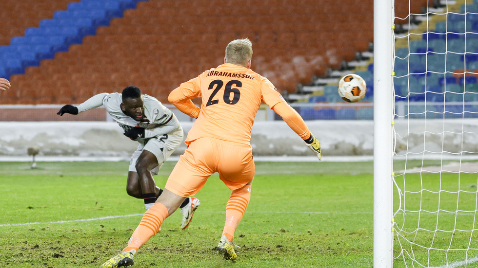 Leverkusens Victor Boniface nickar in 1–0 förbi Häckens målvakt Peter Abrahamsson.