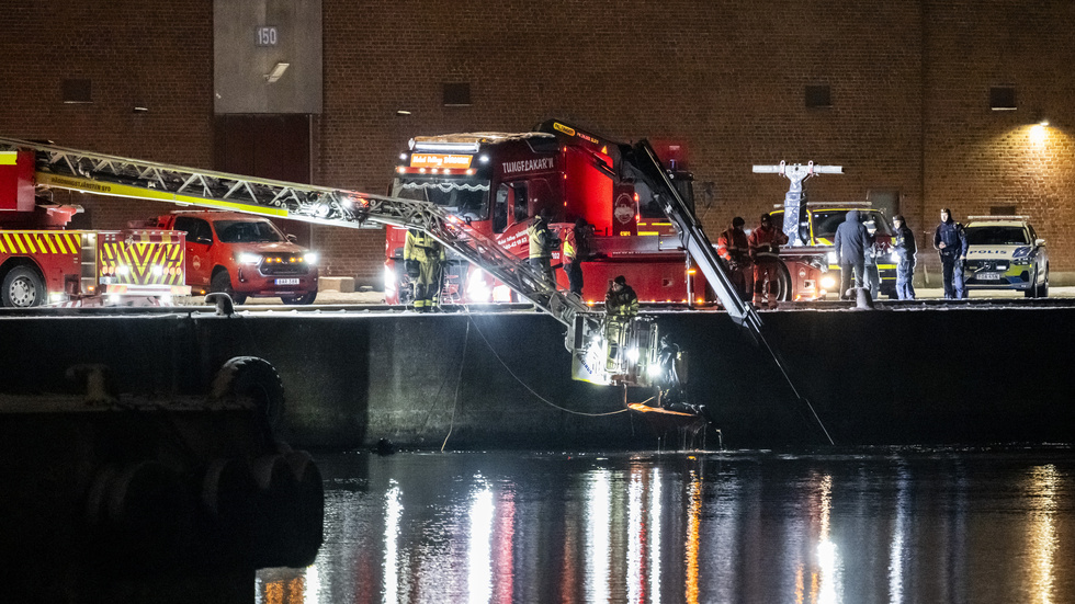 Räddningstjänsten och polisen på plats vid Sydkajen i Malmö på torsdagskvällen efter larm om att en bil hamnat i vattnet.