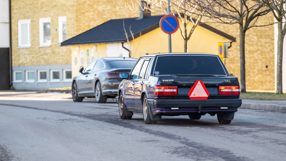 A-traktorer är säkrare än mopedbilar, ändå får mopedbilar köra fortare. Det tycker insändarskribenten är märkligt.