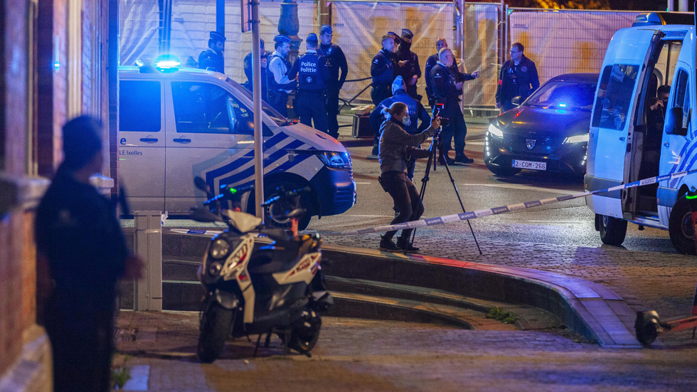 Polisen arbetar i området där attentatet ägde rum på måndagskvällen.