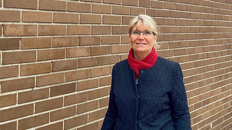 Ex-kommunalrådet Catharina Fredriksson (S) säger att hon letar jobb i princip dagligen. Men hon kan från Oxelösunds kommun kvittera ut en rejäl månadslön. 