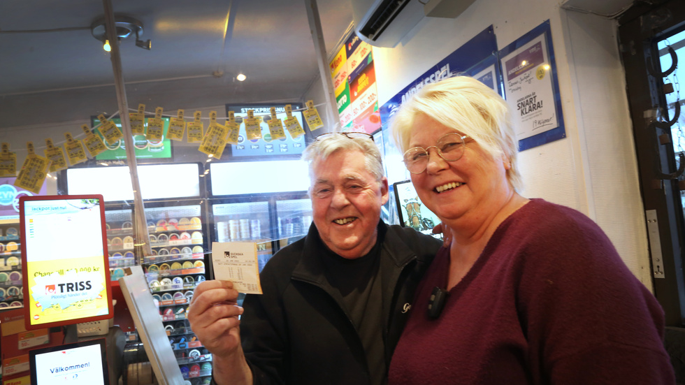 Peder och Ann Ekstedt i Lännakiosken med kupongen till 13 rätt på stryktipset. "Han kom in mellan klockan 15 och 16 i lördags och fyllde i", säger Peder som ännu inte vet namnet på vinnaren av drygt två miljoner kronor.
