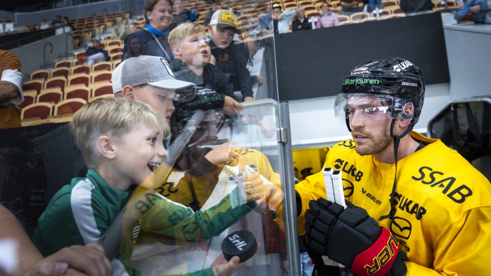 Oscar Eklind trivs i sin nya omgivning i Norrbotten. Här stöter han på några unga fans.