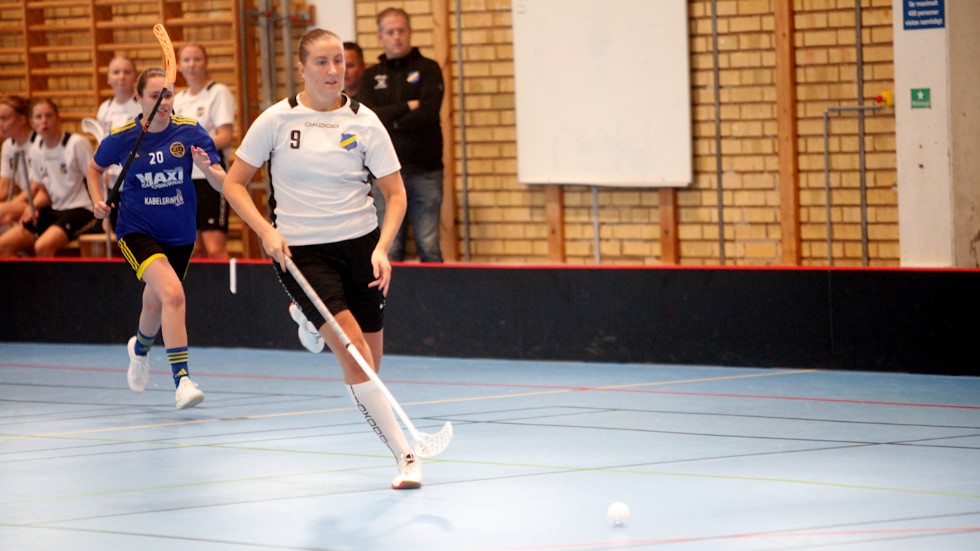 Louise Andersson på väg att avgöra matchen med sitt 7-4-mål.