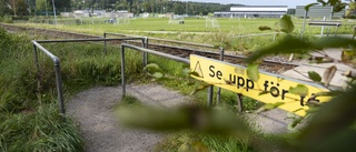 Plankorsningen stängs – och hundra meter spår stängslas in