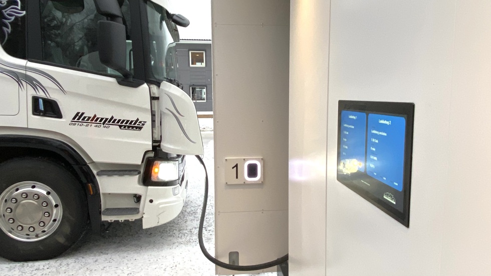 Nyligen invigdes en supersnabb laddstation för tung trafik på ett industriområde i Öjebyn. Nu är det klart för åtta nya laddstationer i Norrbotten.