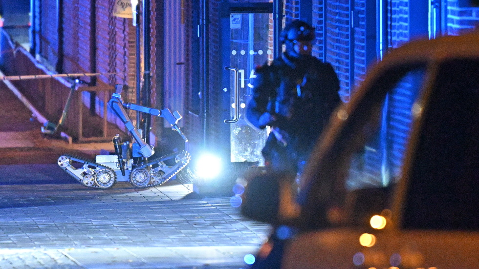 Polisens bombtekniker och bombrobot arbetar innanför avspärrningarna i Hyllie i Malmö.