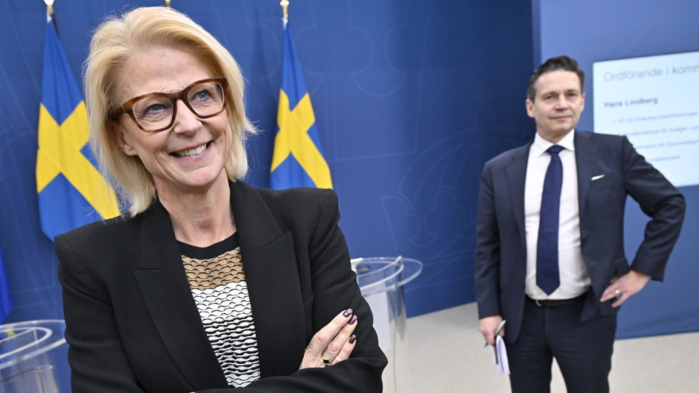 Finansminister Elisabeth Svantesson (M) presenterar Hans Lindberg som ordförande i den parlamentariskt sammansatta kommittén som får i uppdrag att se över nivån på målet för den offentliga sektorns finansiella sparande.