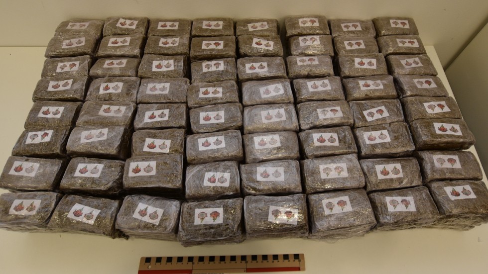 I lastbilen hittades 200 kilo så kallade cannabisharts i ett lönnutrymme.