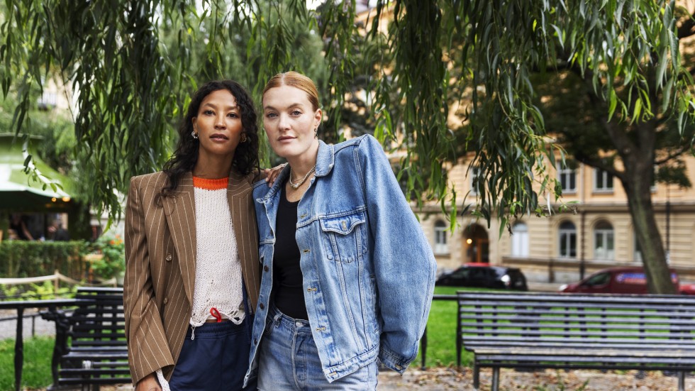 Icona Pop släpper nya albumet "Club romantech" i dagarna. "Det är så sjukt att vi skrev vårt klubbigaste album under vår tystaste period", säger Caroline Hjelt.