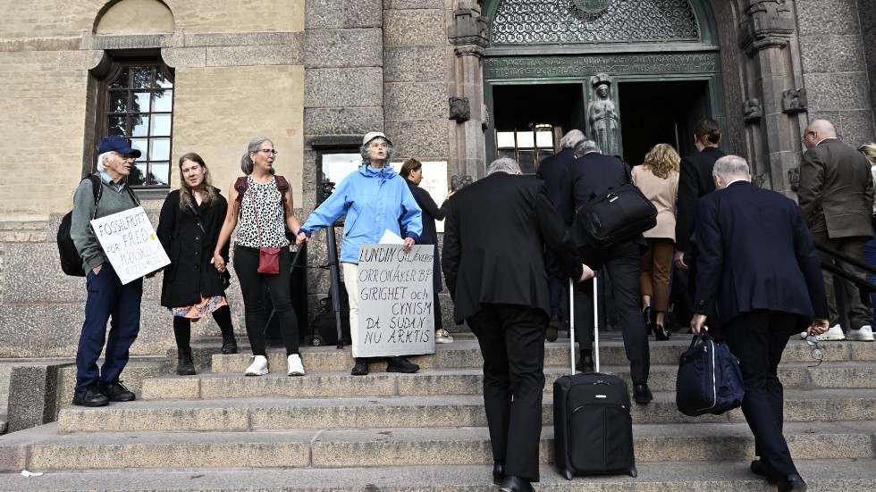 Demonstranter mötte advokaterna när de anlände till tingsrätten.