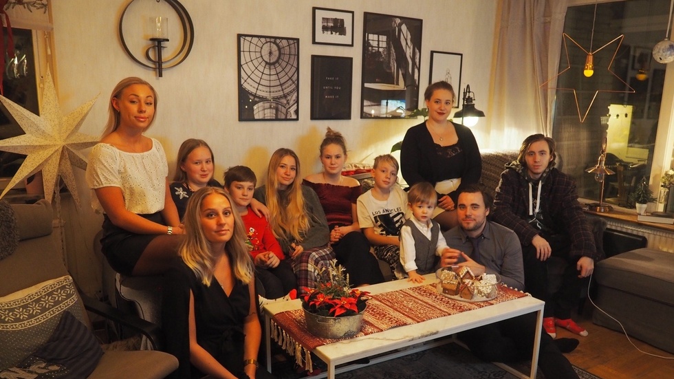 Från vänster: Patricia 28 år, Trixie 18 år, Robban 14 år, Novalie 20 år, Lovelia 16 år, Jamie 12 år, Jack 5 år (Janelles son), Janelle 30 år, Simon (Jacks pappa), Robban 23 längst till höger. Längst fram Corinda 23 år.    