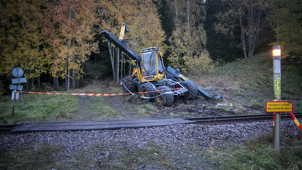 
Olyckan där ett tåg körde in i en skogsmaskin i Hölö  inträffade vid en övergång med ett system som kallas för enskild ljussignal. Ett system som tidigare kritiserats av Trafikverket.