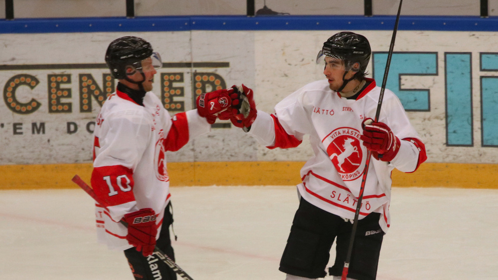 Jesper Samuelsson och Alexander Skoglund firar det avgörande målet i förlängningen.