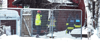 En död, en anhållen – här letar polisen spår efter branden