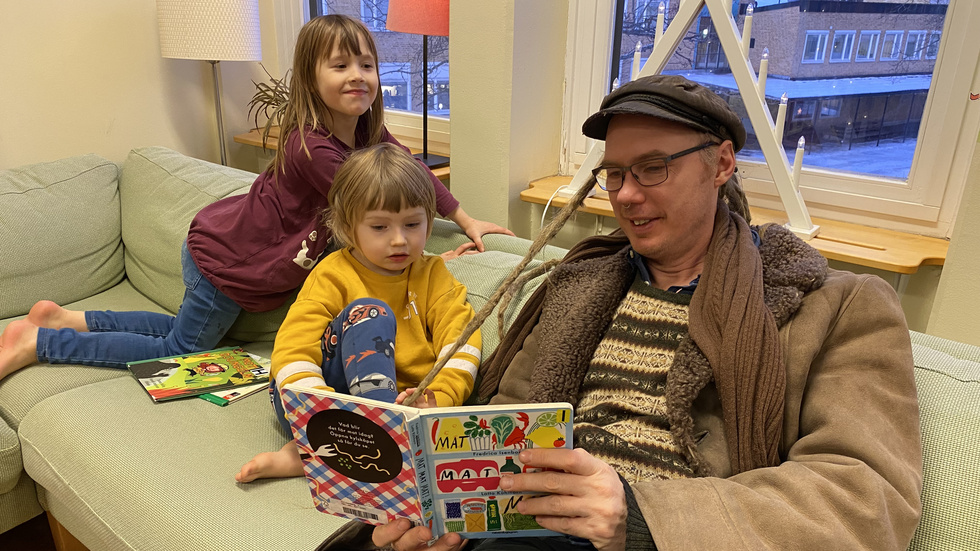Nomi Fager, 5 år, och Trond Palmqvist, 4, lyssnar när Oskar Ramstedt läser saga på Överums bibliotek.