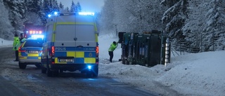 Lastbil i diket – orsakade störningar i trafiken