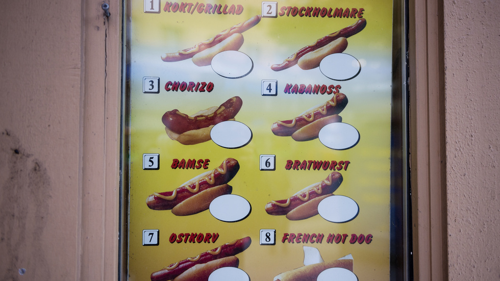 Korvar för beställning vid en korvkiosk.
