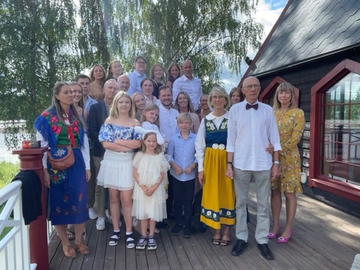 Jubilaren Ove Vesterberg med hustrun Berit, barn, barnbarn, svärsöner och svärdöttrar vid Storforsen. Konserten i kapellet blev en minnesvärd överraskning för den nyblivne 80-åringen.
